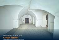 Praktischer Lagerraum mit Altbauflair und zwei Schaufenster zur Michaeligasse