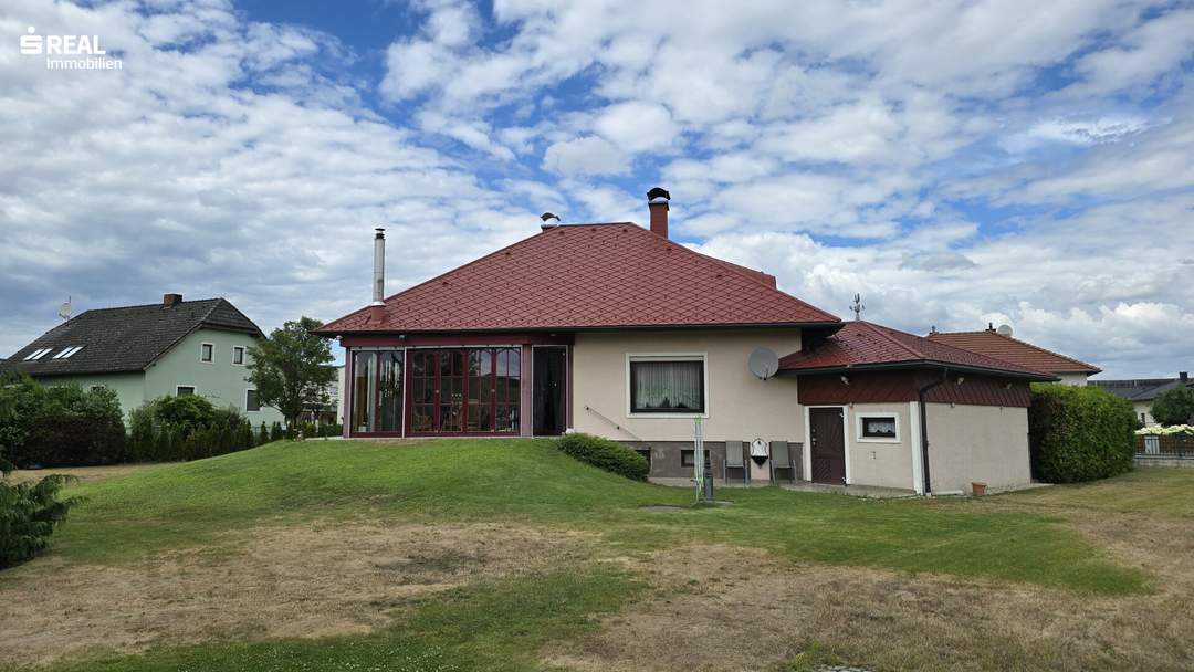 Geräumiges Einfamilienhaus mit großem Grundstück und Mehrzweckhalle in Grafenwörth