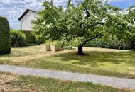 Zentral gelegenes Ein- bis Zweifamilienhaus mit großem Garten und Doppelgarage!