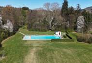 Wohnen im privaten Naturparadies: Modernisierter Bungalow im Schlosspark Seebenstein