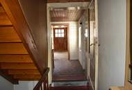 Sanierungsbedürftiges Mehrfamilienhaus mit großem Baugrundstück