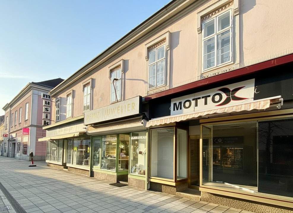 Frequenz-Standort deluxe! 35 m²-Geschäftslokal in der Herzog-Leopold-Straße | Retro-Portal mit breiter Fensterfläche | Sofort anmietbar
