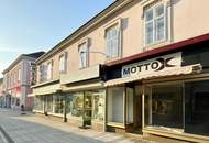 Frequenz-Standort deluxe! 35 m²-Geschäftslokal in der Herzog-Leopold-Straße | Retro-Portal mit breiter Fensterfläche | Sofort anmietbar
