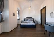 115,42 m² Design-Altbau mit Gewölben & Eigengarten-Terrasse sowie Poolnutzung – elegante Wohnküche, XL-Regendusche