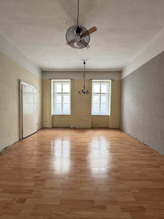 Sanierungsbedürftige 3-Zimmer-Wohnung mit Balkon in 1080 Wien zu kaufen!