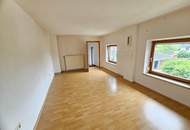 Großes Wohnhaus/Sacherl mit Garagen