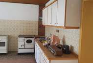 Einfamilienhaus mit Nebengebäuden und Garten
