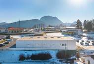 Große Halle mit vielen Parkplätzen