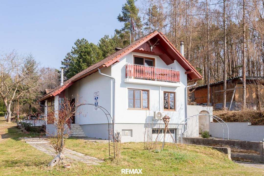 Landhaus in erhöhter Aussichtslage mit weitläufigem Grundstück im schönen Strassertal