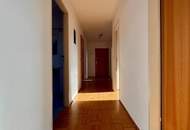 Helle 4-Zimmer-Dachgeschosswohnung mit Terrasse &amp; TG-Platz