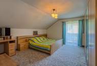 Großzügiges Wohnhaus am Dorfrand mit Nebengebäude