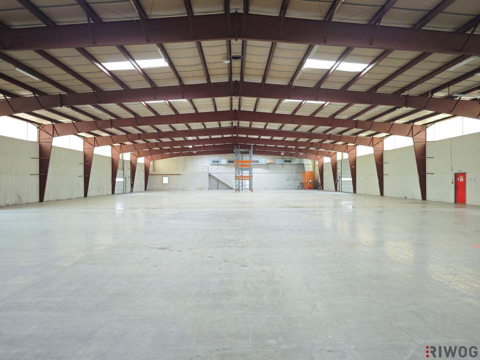 ca. 1.800m² Halle mit Rampen und ebenerdiger Einfahrt | beheizt | 250m² Büro &amp; optionale Freiflächen