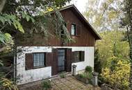 2 stark renovierungsbedürftige Häuser auf einem Grundstück mit schöner Fernsicht zu verkaufen