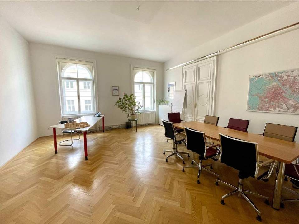 Schöne Altbaubürofläche Nähe Schottenring zu mieten