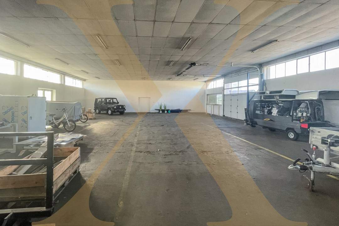 Lagerhalle mit Sektionaltor, Rampe und Erweiterungsoption in Linz zu vermieten!