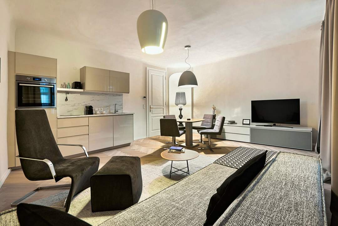 Biedermeierwohnung mit Balkon! Stylisch möbliertes 2-Zimmer-Apartment in Fußgängerzone!