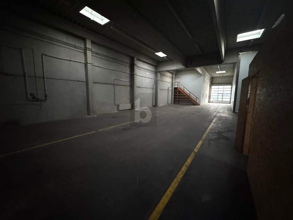 PERFEKT GELEGENE LAGERHALLE MIT BÜRORÄUMLICHKEITEN