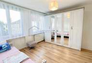 Götzis - Helle Eigentumswohnung im obersten von drei Stockwerken, 3 Zimmer, Loggia mit Glasfront zum Öffnen oder Schließen, 77 m2 + 9 m2 Loggia, Gesamt 86 m2, inkl. 1 TG und 1 Kellerabteil.