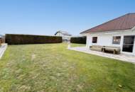 Bungalow mit großzügigem Nebengebäude, Terrasse und nachhaltiger Heiztechnik