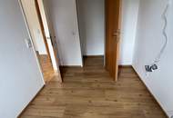 Seltene Gelegenheit in begehrter Lage! Gemütliche 2-Zimmer Wohnung mit bodentiefen Fenstern, praktischem Abstellraum UND kostengünstigem Parkplatz direkt vor der Haustüre!