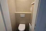 UNBEFRISTET - helle 2,5-Zimmer Dachgeschosswohnung mit Wohnküche, Schrankraum, 26 m2 Dachterrasse und Kellerabteil nahe Schönbrunn