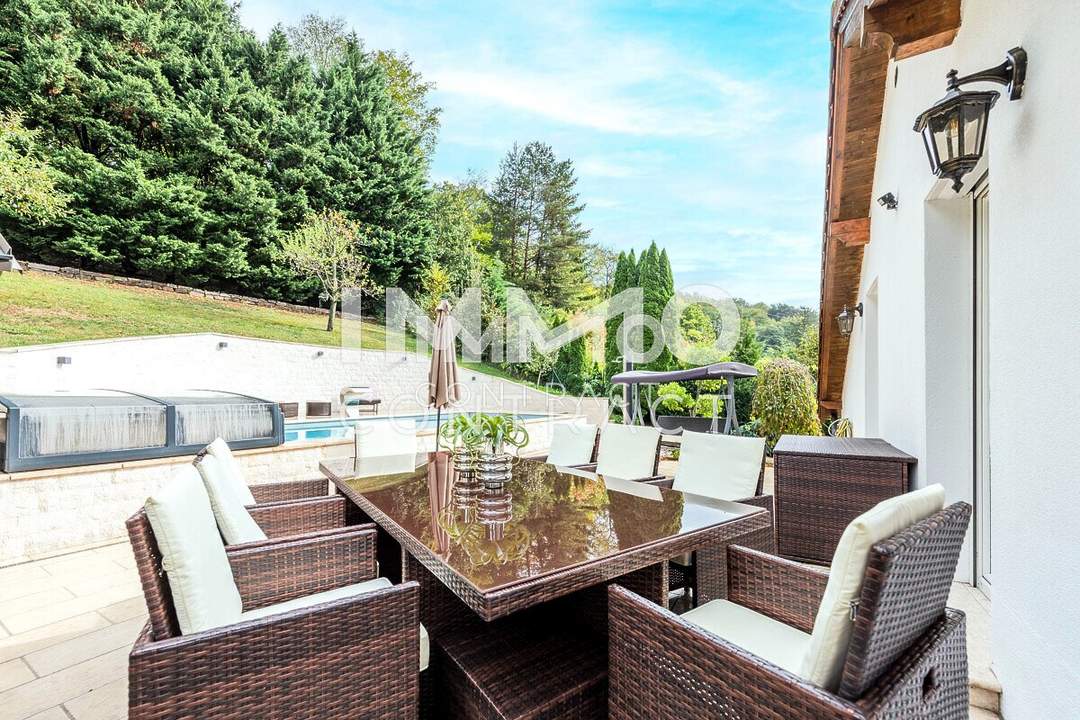 Familienparadies: Großzügige Villa für 1 oder 2 Haushalte