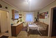 RARITÄT IN HOLLABRUNN: CHARMANTES, SANIERUNGSBEDÜRTIGES LANDHAUS MIT BAULANDRESERVE IN SEHR GUTER WOHNLAGE MIT HERRLICHEM GARTEN SAMT ALTBAUMBESTAND