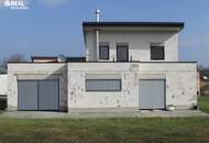 Modernes Einfamilienhaus mit Garage, Garten und großzügigem Nebengebäude