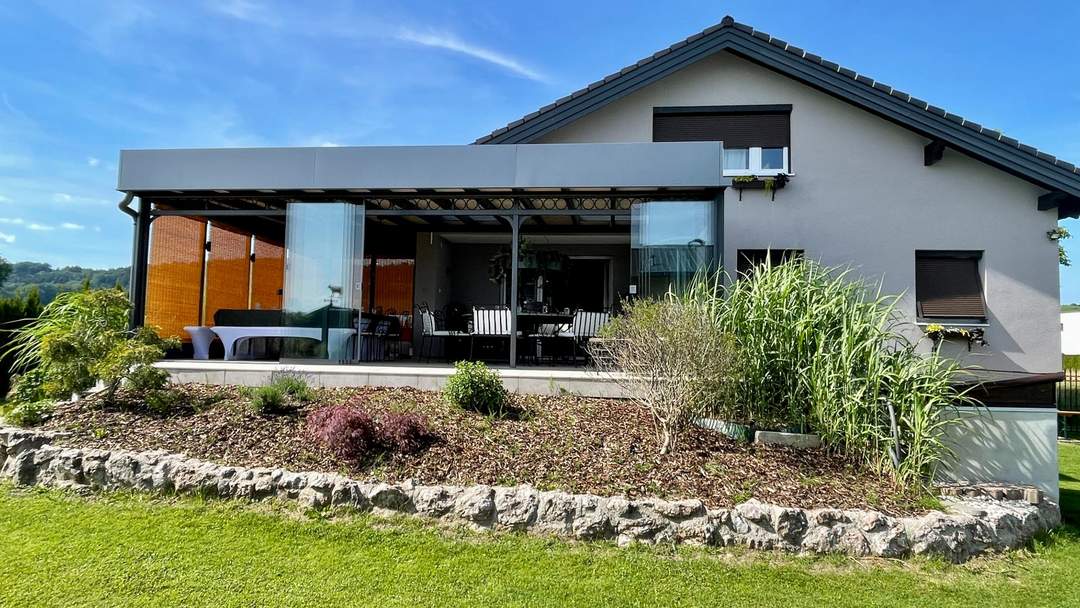 Traumhaftes EFH mit Pool und Garage auf großem Grundstück