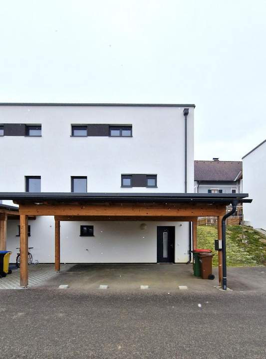 Moderne Doppelhaushälfte mit Eigengarten und Carport