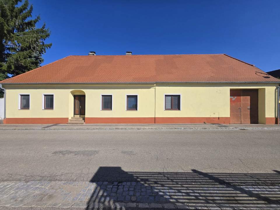Wohnen, Arbeiten, Genießen – vielseitiges Zuhause in Vierkanthof-Struktur mit begrüntem Innenhof und großer Einfahrt