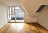 SONNIGER DG-ERSTBEZUG NACH AUSBAU! 2,5 Zimmer Maisonette Wohnung mit 26 m² Terrasse und 7 m² Balkon!