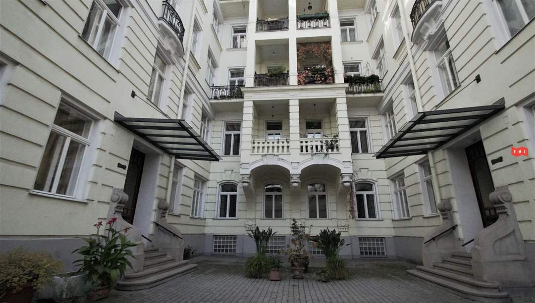 Neu sanierte Stilaltbauwohnung mit 2 Balkonen und 5 Zimmer bei Naschmarkt