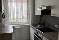 Besondere Wohnqualität in herrlicher Grünlage: charmante 2-Zimmer-Erdgeschosswohnung mit hochwertigem Badezimmer, praktischer Raumaufteilung und tollem Preis-Leistungs-Verhältnis ab Dezember bezugsbereit!