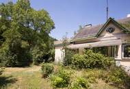 Verwunschenes Wohnhaus versteckt in großem Gartengrundstück