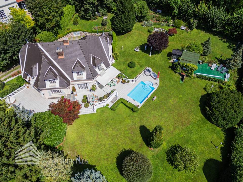 Beeindruckende Villa mit gepflegtem Garten und Pool