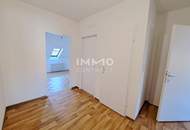 Dachgeschoßwohnung im Altbau: Erstbezug nach Sanierung mit Balkon und Einbauküche!