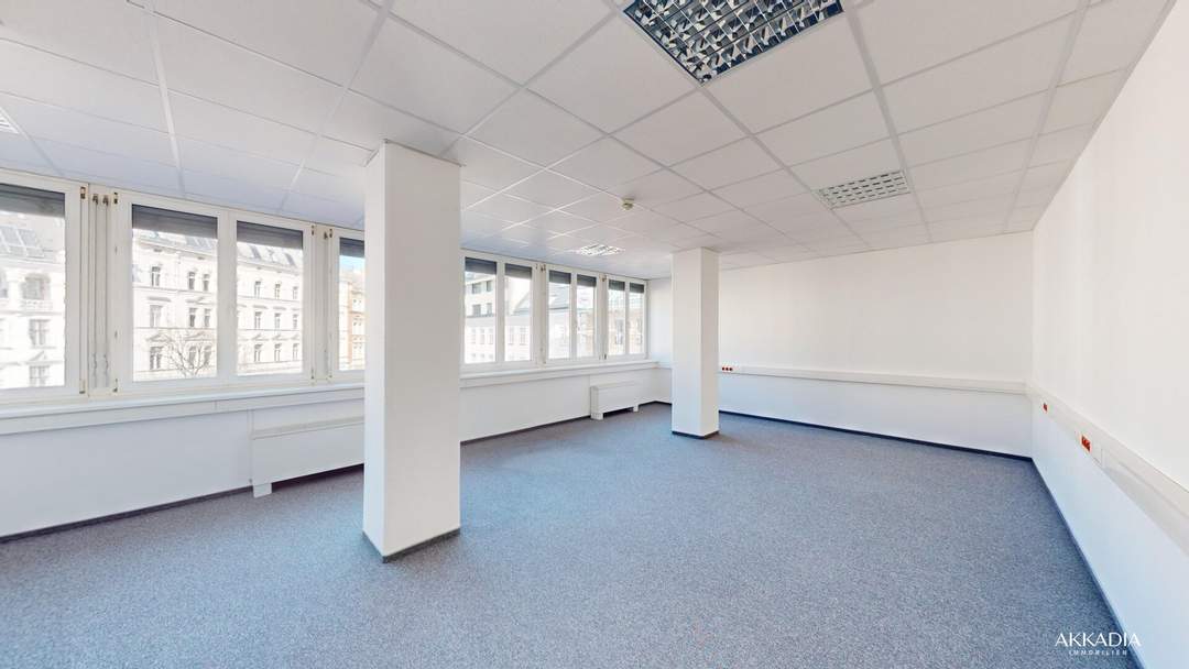 Inspirierendes Büro mit geteiltem Besprechungsraum