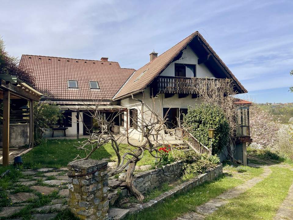 Haus mit ca. 275 m² Wohnfläche, ca. 2.200 m² Grund – ideal für Großfamilien, sanierungsbedürftig!