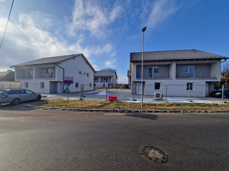 BAUHERREN AUFGEPASST: GELEGENHEIT AUF EINE DOPPELHAUSHÄLFTE MIT GERINGFÜGIGEN FERTIGSTELLUNGSARBEITEN