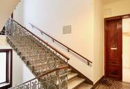 Nächst Neubaugasse! Südwestseitiger 4-Zimmer-Altbau mit Balkon in ruhiger Seitengasse!