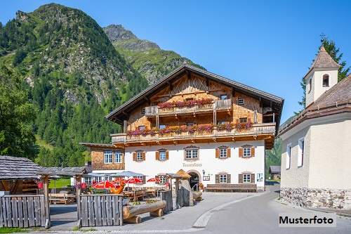 Traditioneller Landgasthof mit Gästezimmern, Betreiberwohnung und Terrasse
