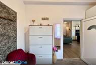 Mitten im Ortskern: Liebevoll renovierte 3-Zimmer-Wohnung mit 2 Parkplätze und barrierefreien Zugang