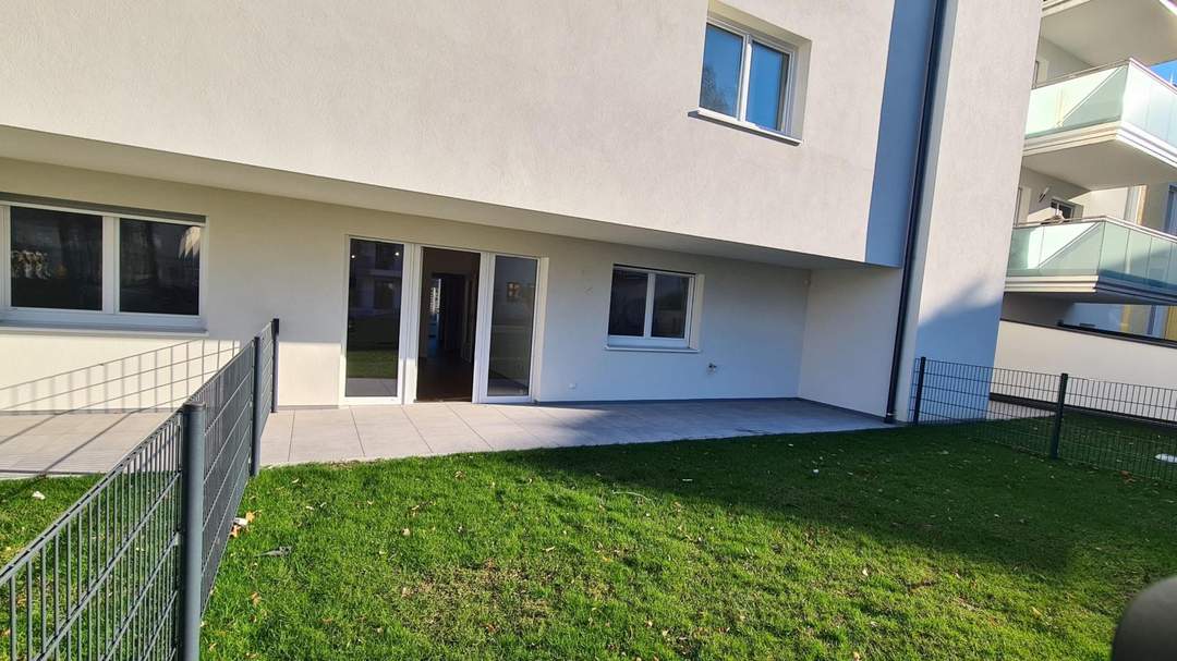 2-Zimmer-Gartenwohnung mit Küche und großzügigen Terrassen-Gartenbereich.