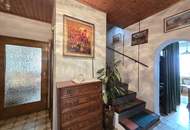 Älteres Dreigiebel- Wohnhaus samt zwei freistehenden Nebengebäuden sowie zwei Terrassen und großem Grundstück