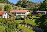 Einfamilienhaus mit Einliegerwohnung, Garage, Carports und Ausblick!