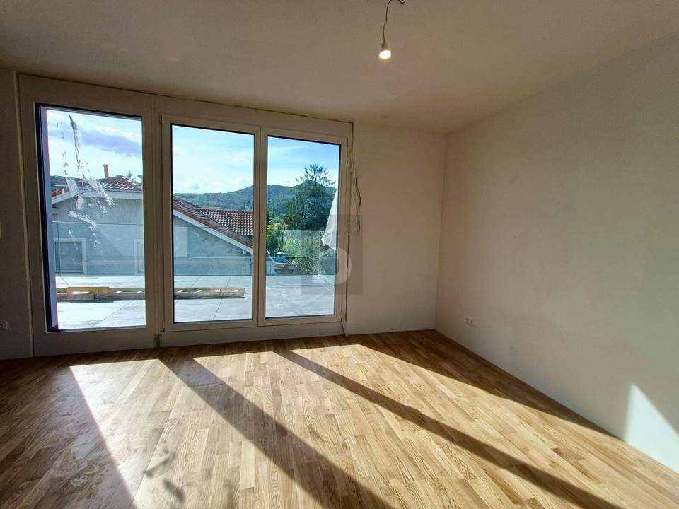 HOCHWERTIGER NEUBAU MIT GARTEN, ZWEI TERRASSEN & PANORAMABLICK RICHTUNG KAHLENBERG