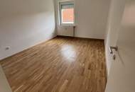 ERSTBEZUG nach umfassender Sanierung! Wunderschöne 3-Zimmer-Wohnung in vorteilhafter Lage am ruhigen Stadtrand von Steyr! Große Fenster, traumhaftes Badezimmer und vielseitige Einrichtungsmöglichkeiten versprechen höchste Wohnqualität!