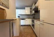 Großzügige 3-Zimmer-Wohnung mit Carport in denkmalgeschütztem Altbau