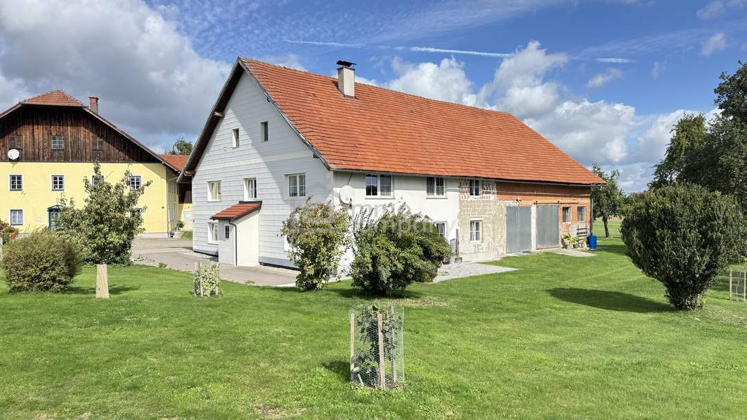 Großzügiges Landhaus mit zwei großen Wohnungen, Tenne & rund 2.000 m² Grund, Seewalchen am Attersee.